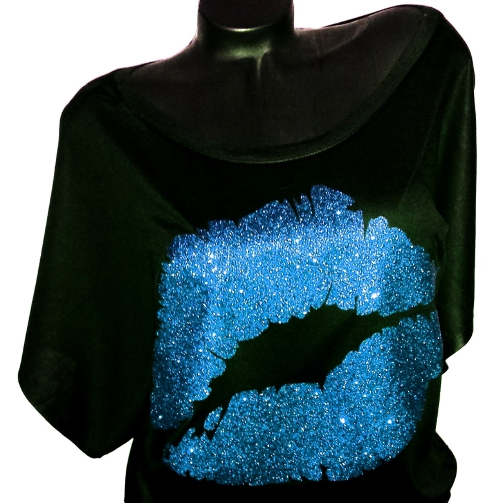 Sexy Blue Lip! On a Black Loose Fit with a  Hi-Lo Bottom.